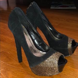 Black peep toe pump
